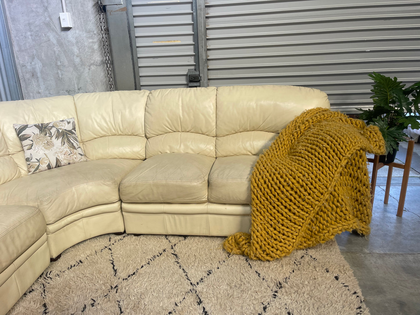 GREAT CONDITION
GENUINE LEATHER
5 Seater Corner Lounge Suite
