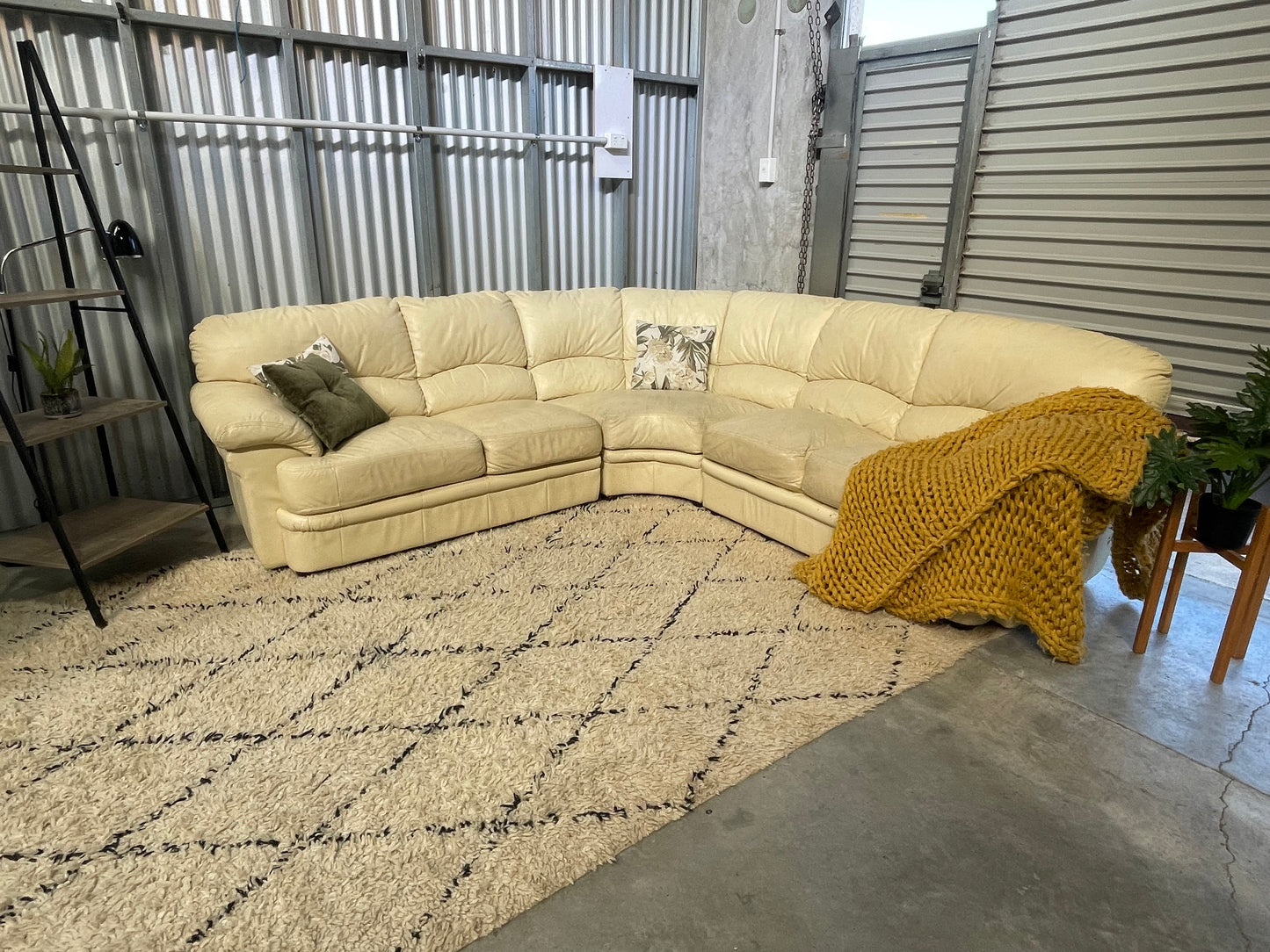 GREAT CONDITION
GENUINE LEATHER
5 Seater Corner Lounge Suite