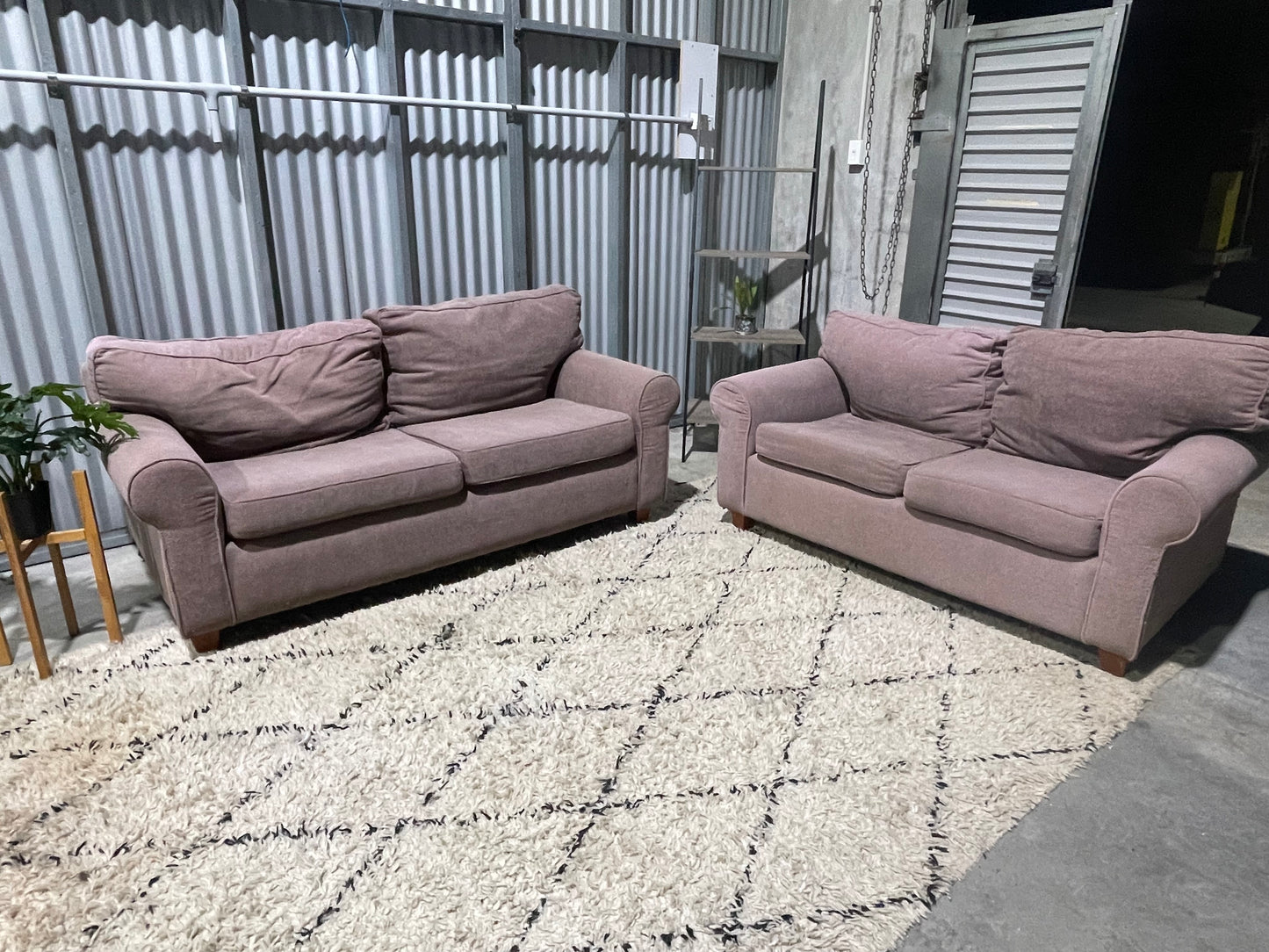 GOOD CONDITION
NZ MADE 2+3 SEATER SUITE