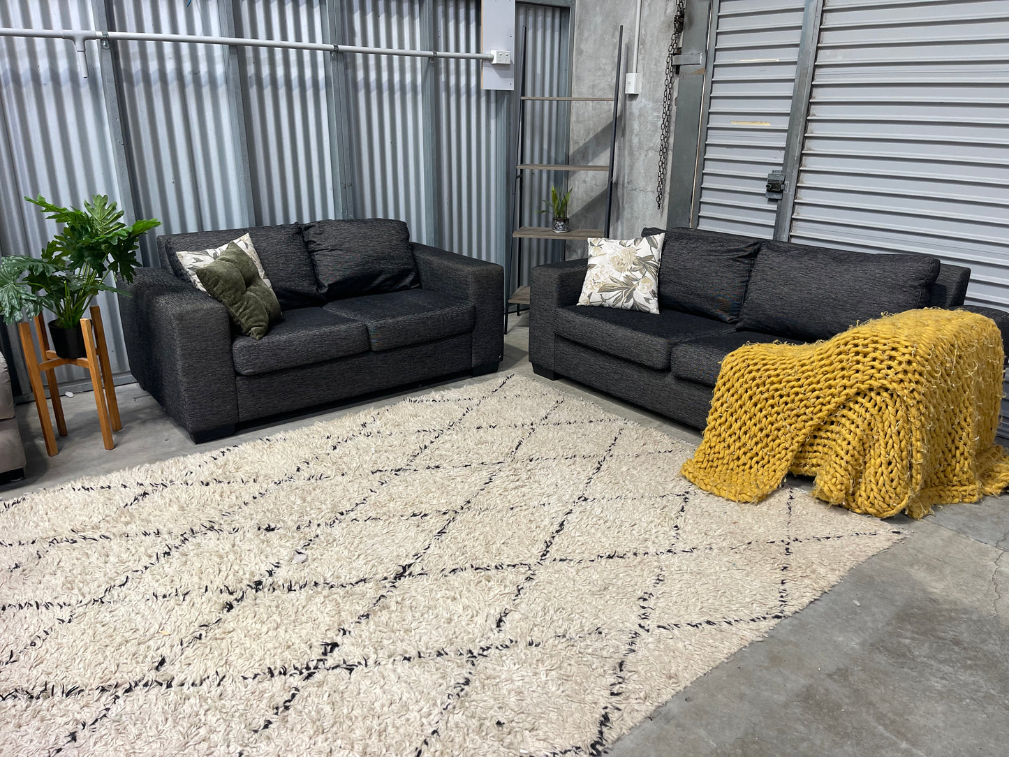 EXCELLENT CONDITION
2+3 SEATER LOUNGE SUITE