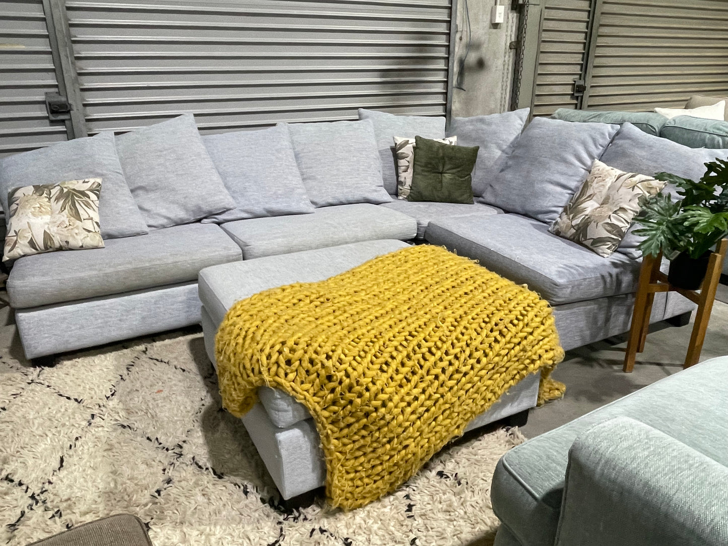 NZ MADE
5 SEATER CORNER WITH OTTOMAN
LOUNGE SUITE