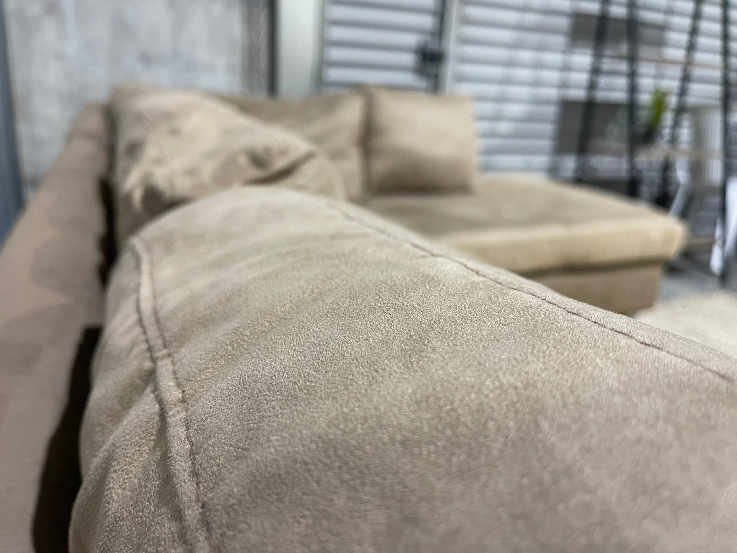 GREAT CONDITION
4 SEATER CORNER WITH CHAISE
LOUNGE SUITE