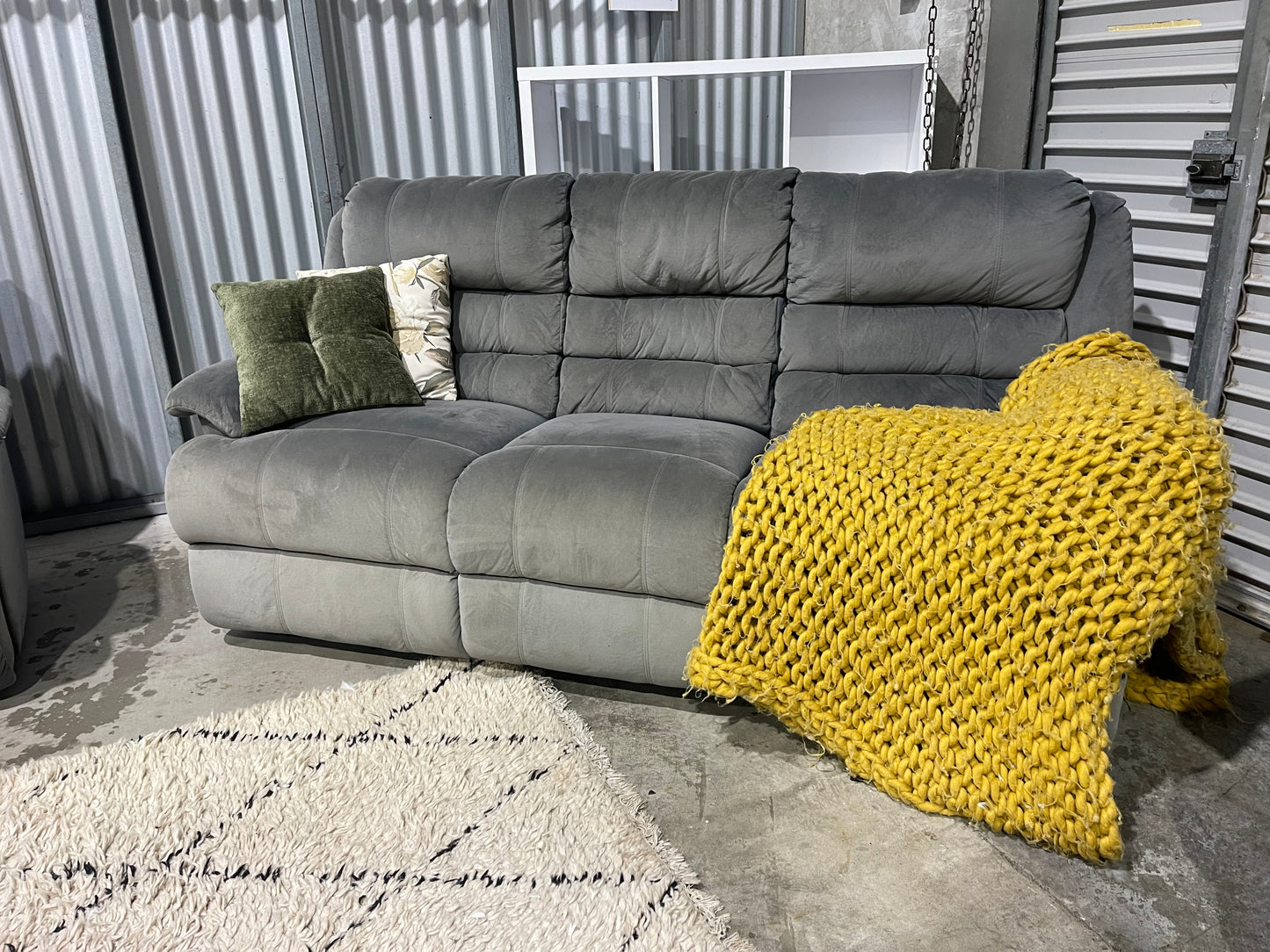 GOOD CONDITION
JOHN YOUNG
3 +1 +1 RECLINER LOUNGE SUITE