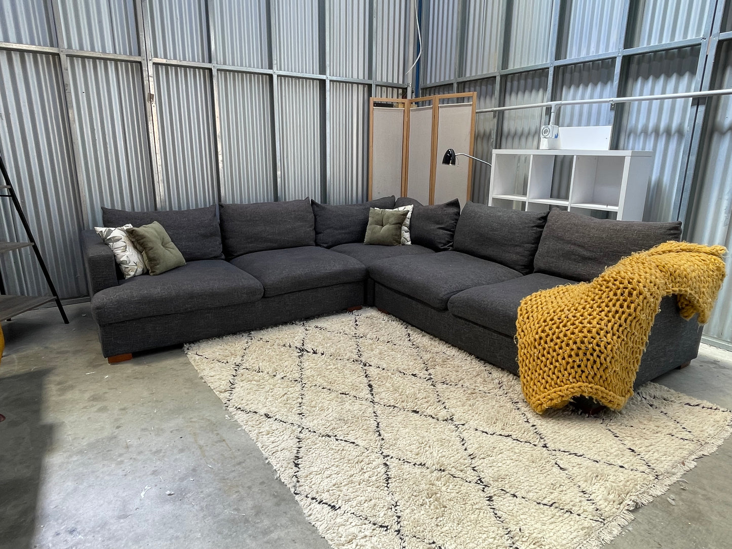 !!!FREE DELIVERY!!! π π¦ EXCELLENT CONDITION FEATHER DOWN - Charcoal Black Colour - JOHN YOUNG BRANDED - 5 Seater Corner Lounge Suite