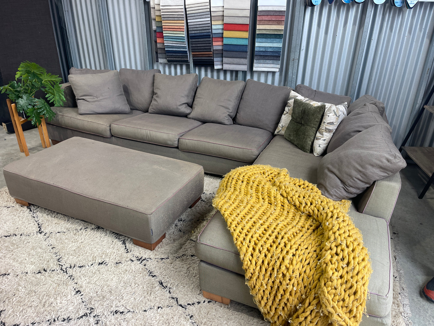 CORNER SUITE WITH OTTOMAN