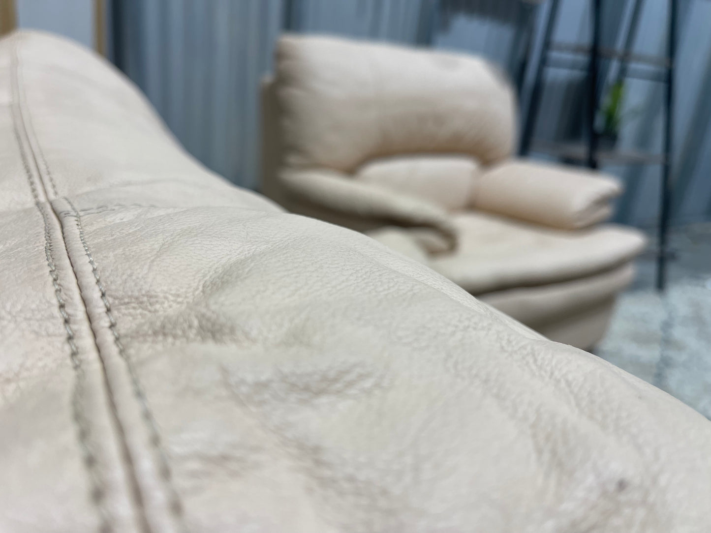 Excellent Condition
- MCCANN & CO BRANDED - GENUINE BOBINE HIDE LEATHER - Cream Colour - 2 x Armchair Set