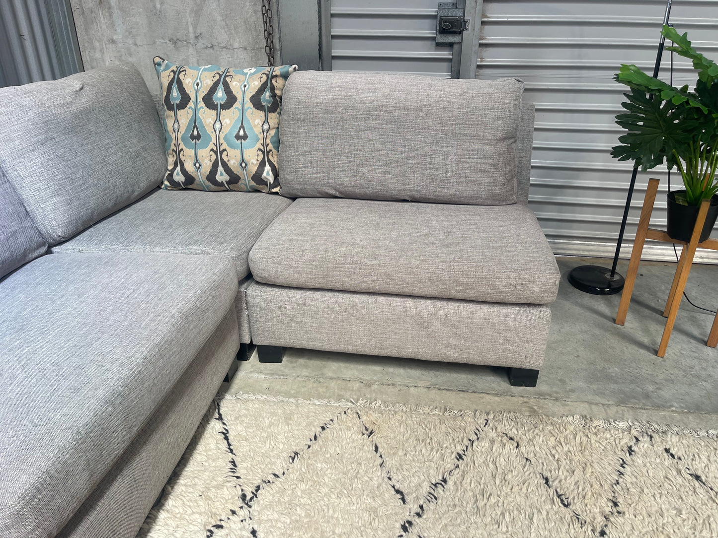 GOOD CONDITION
NZ MADE MODULAR 4.5 SEATER CORNER