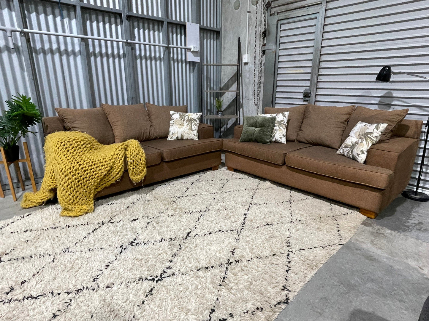 GREAT CONDITION
NZ MADE 2.5+2.5 SEATER LOUNGE SUITE