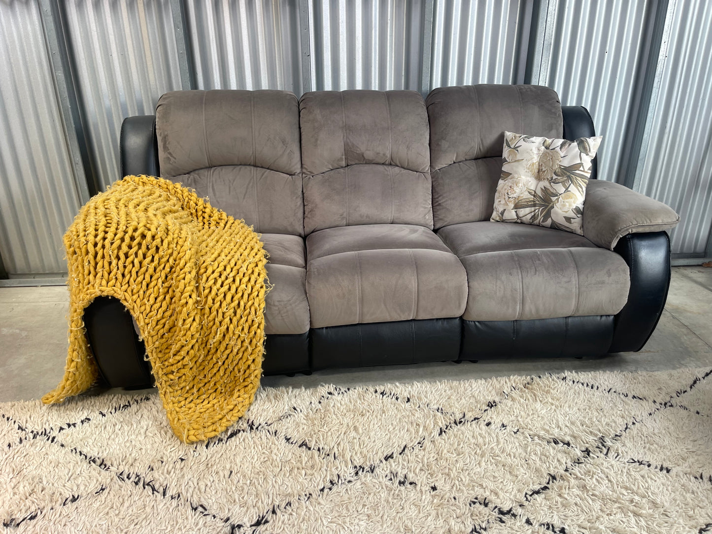 EXCELLENT CONDITION
2+3 SEATER RECLINER
LOUNGE SUITE