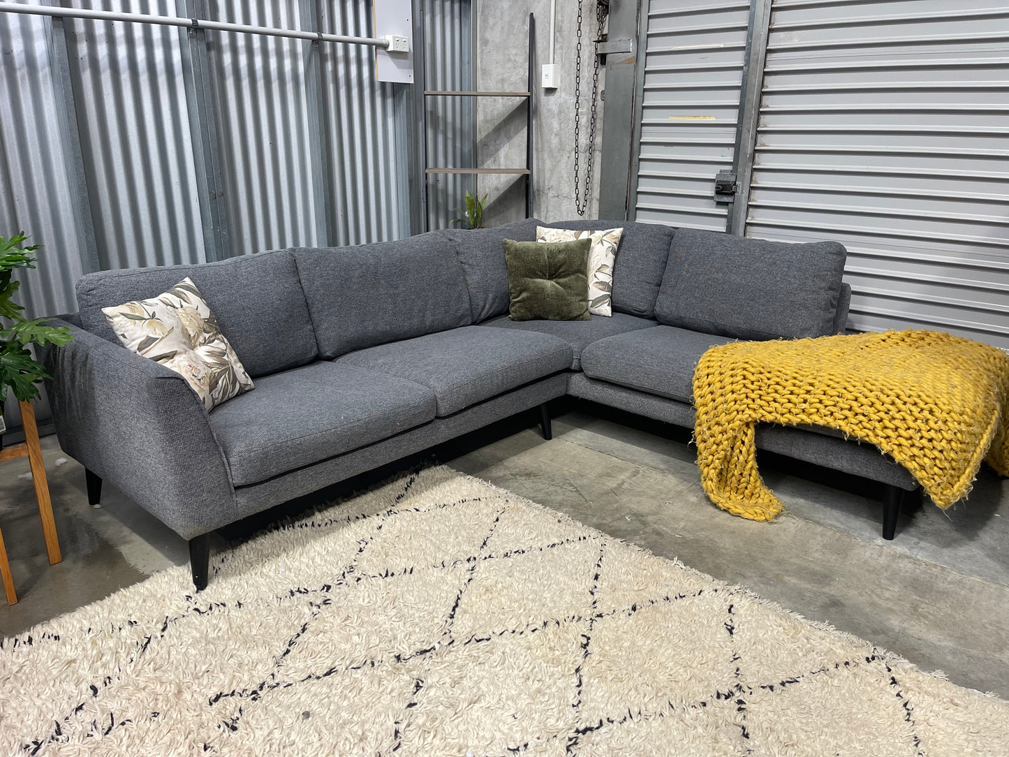 EXCELLENT CONDITION
FREEDOM 4.5 SEATER CORNER
LOUNGE SUITE