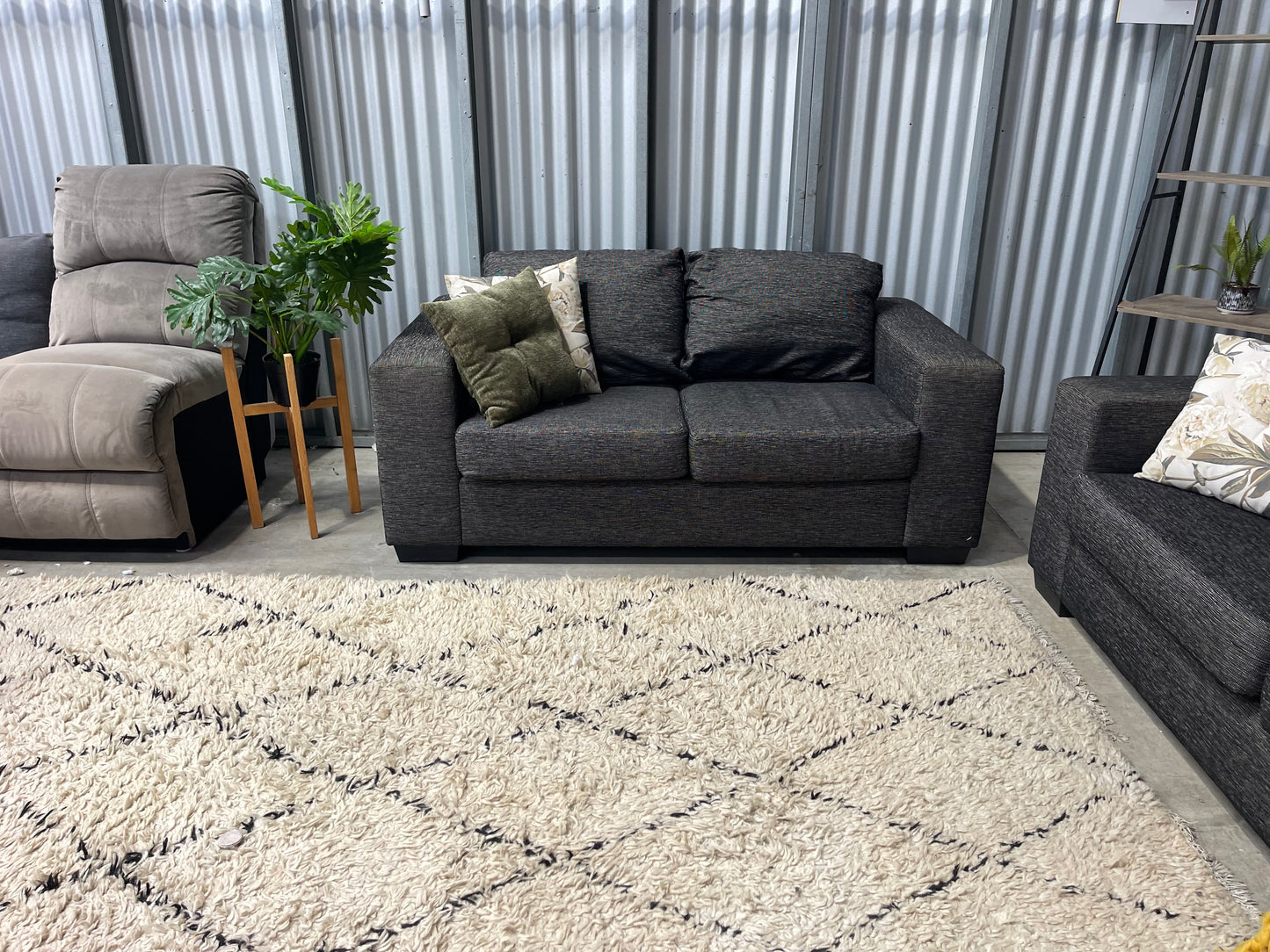 EXCELLENT CONDITION
2+3 SEATER LOUNGE SUITE