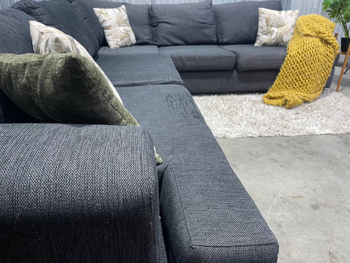 GREAT CONDITION
5 SEATER
CORNER LOUNGE SUITE