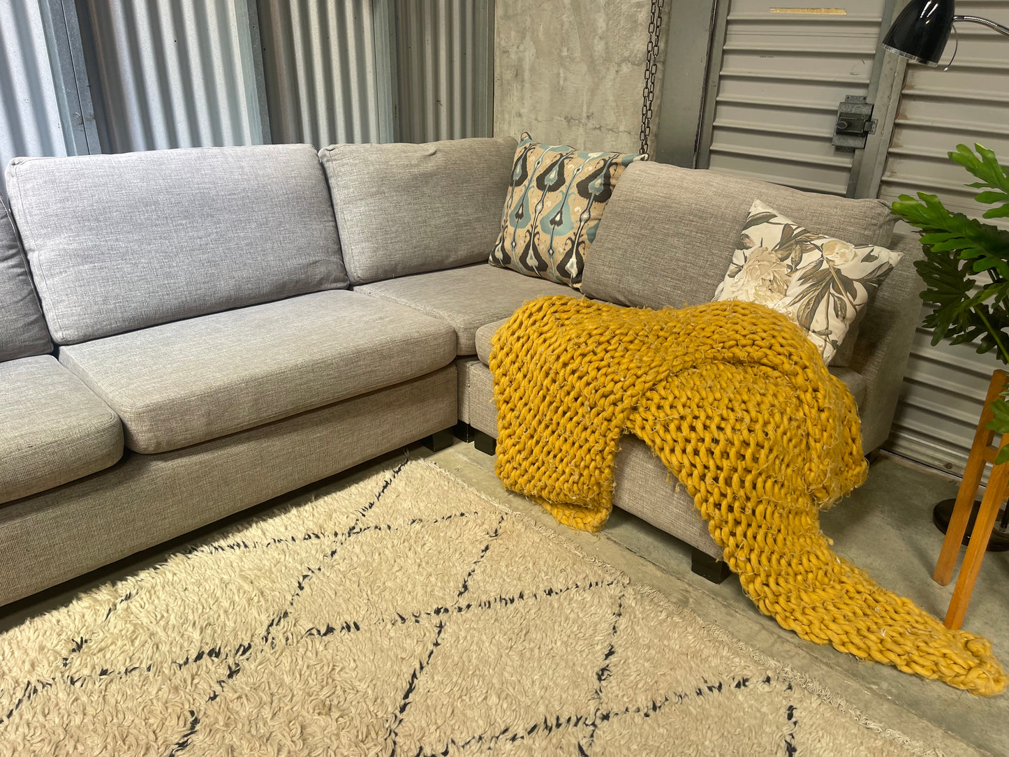 GOOD CONDITION
NZ MADE MODULAR 4.5 SEATER CORNER