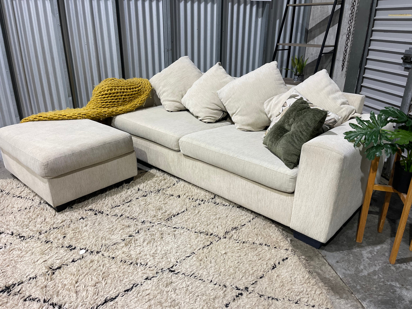 NZ MADE WARWICK
3 SEATER + OTTOMAN
LOUNGE SUITE