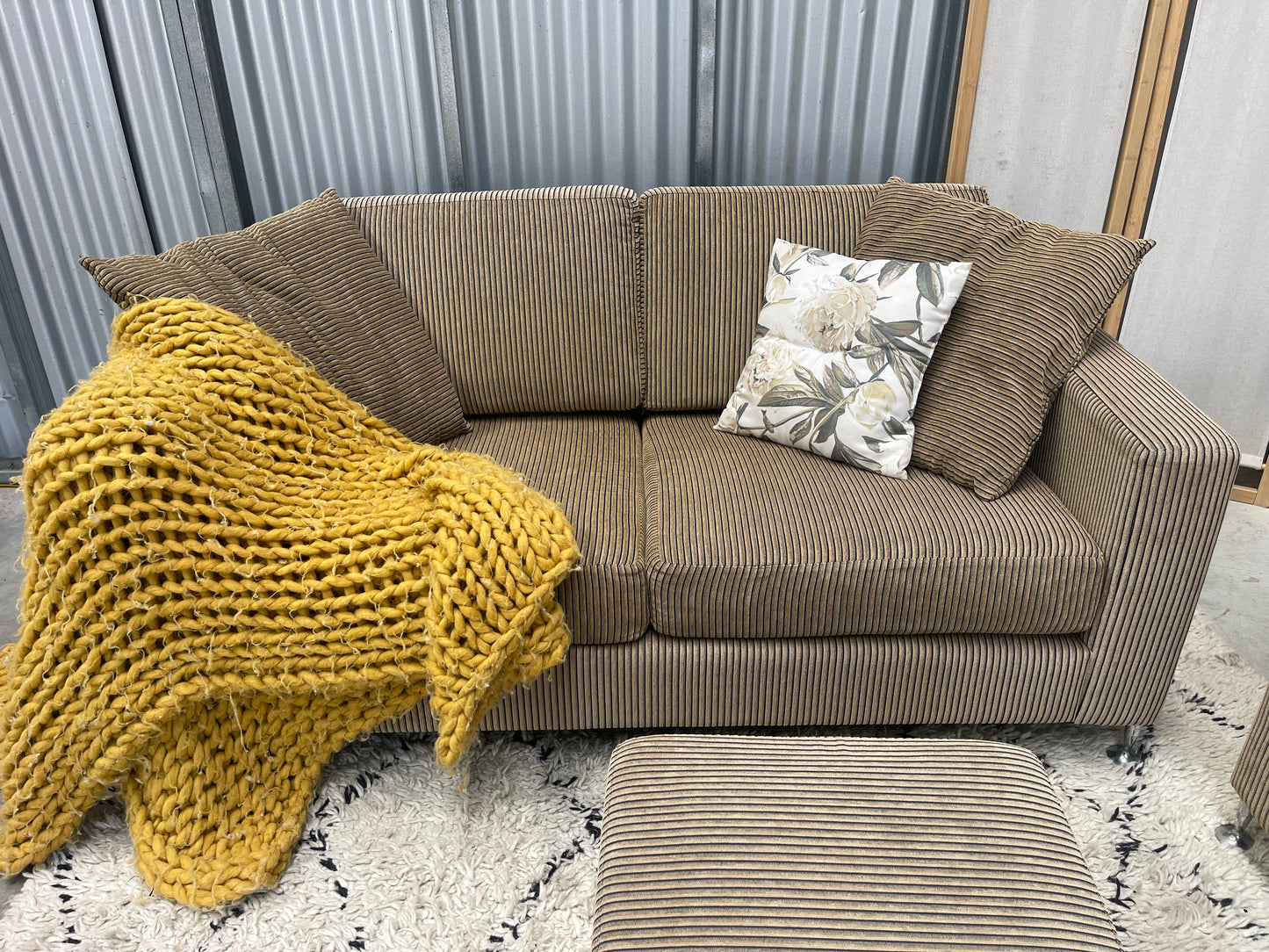 !!!FREE DELIVERY!!! π π¦ Excellent Condition - NZ FORMA BRANDED - Sandstone Brown Patterned Colour - 2 + 2 + Ottoman Lounge Suite