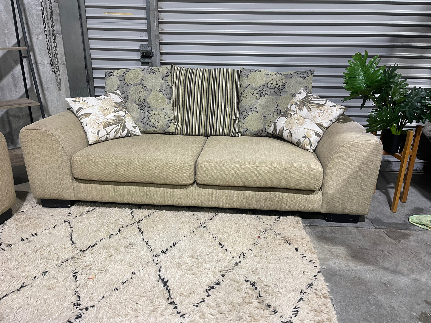 GREAT CONDITION
NZ MADE 3.5 + 3 SEATER LOUNGE SUITE