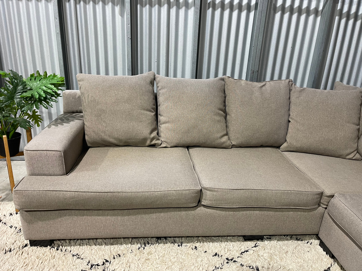GOOD CONDITION NZ MADE 5 SEATER CORNER LOUNGE SUITE
