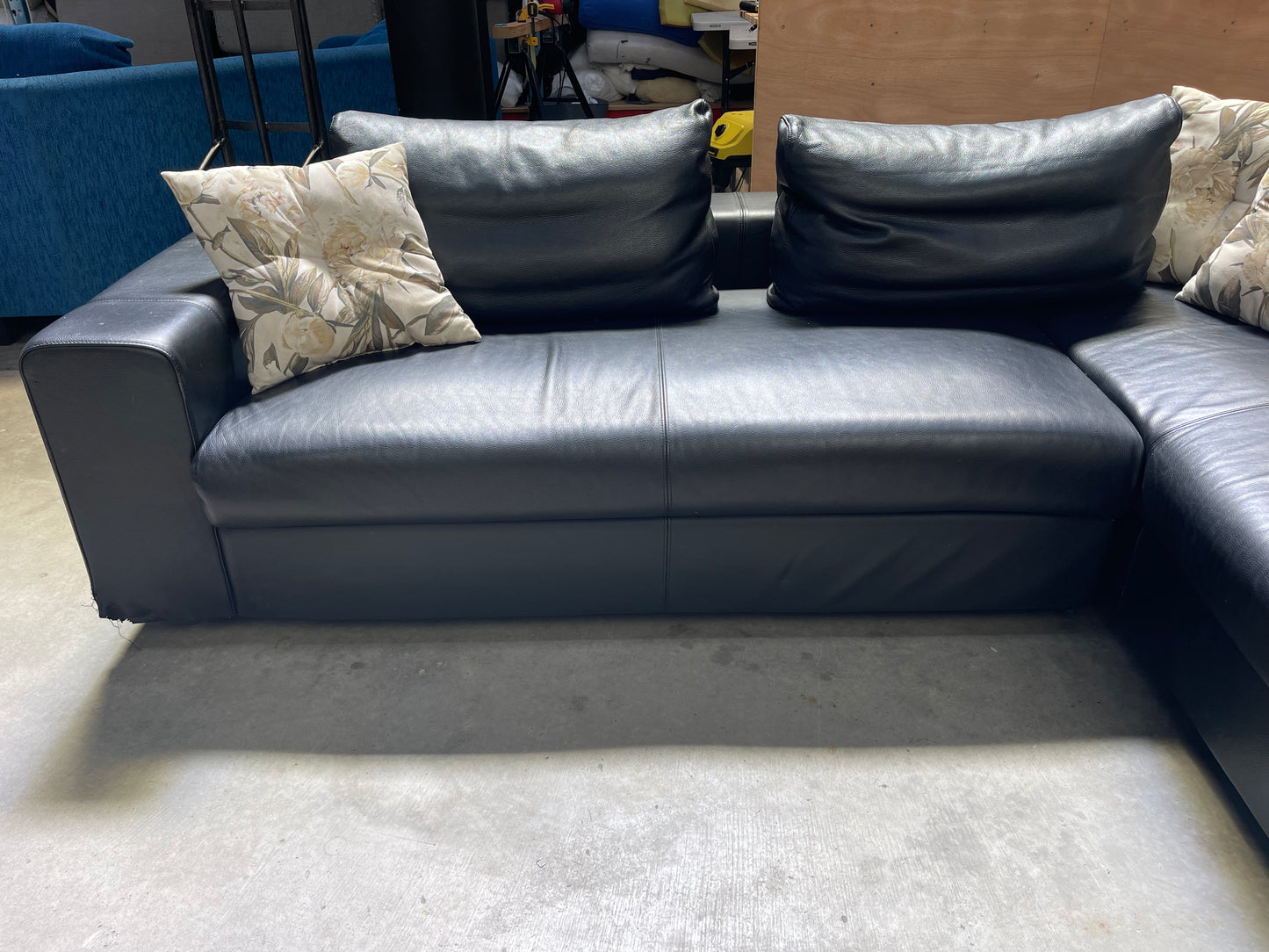 KING LIVING LEATHER CORNER LOUNGE SUITE