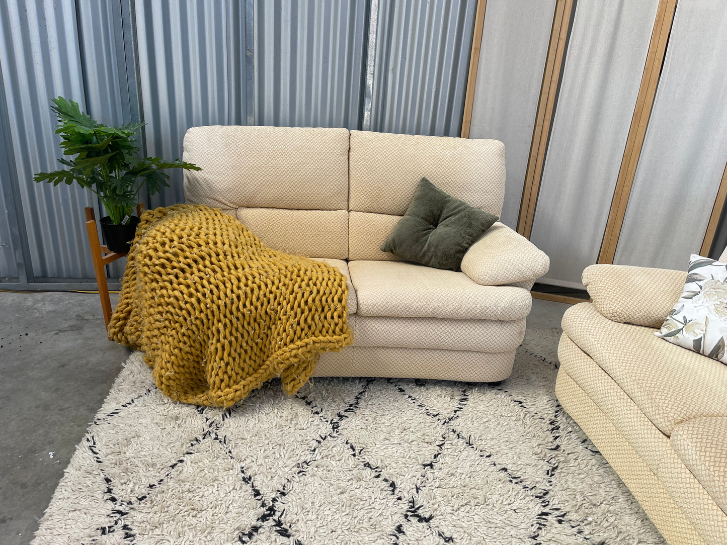 !!!FREE DELIVERY!!! π π¦ Excellent Condition - NATUZZI BRANDED - Patterned Cream Butter Cream Colour - 3 + 2 + Swivel armchair Lounge Suite