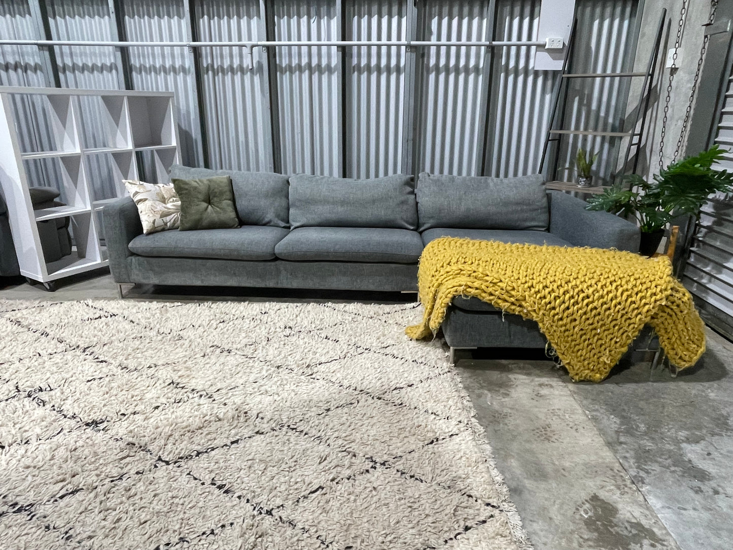 GOOD CONDITION
JOHN YOUNG 3.5 SEATER L SHAPE