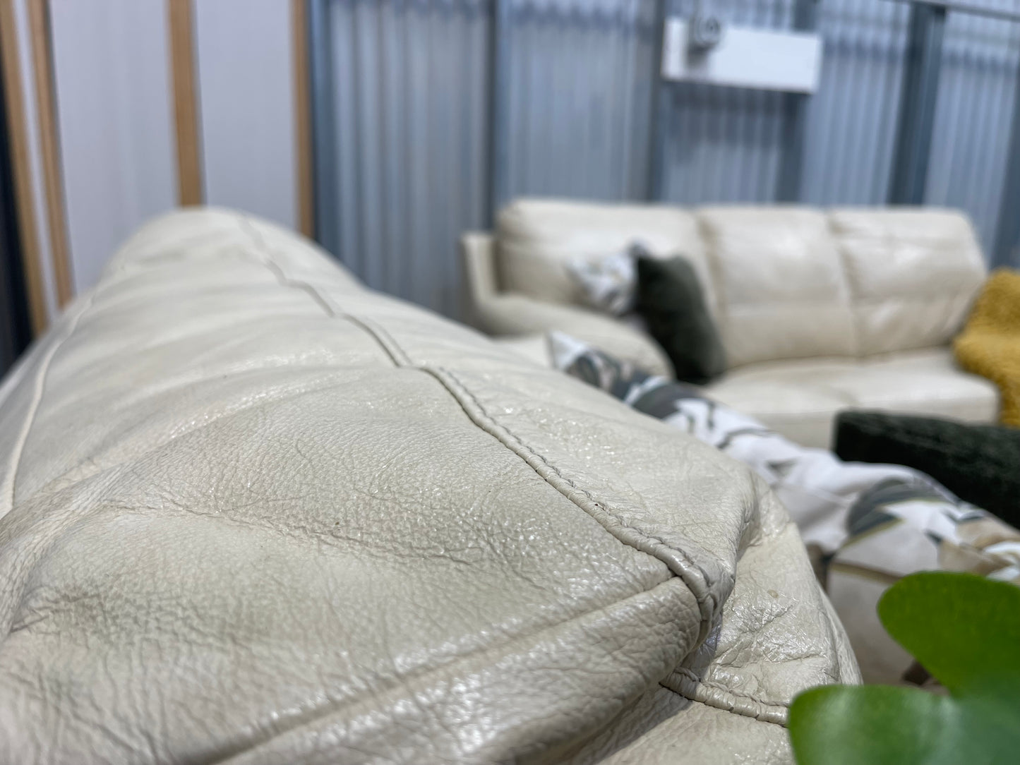 !!!FREE DELIVERY!!! π π¦ Excelent Condition - LEATHER WORLD BRANDED - Natural Cream Colour - 3 + 2 Leather Lounge Suite