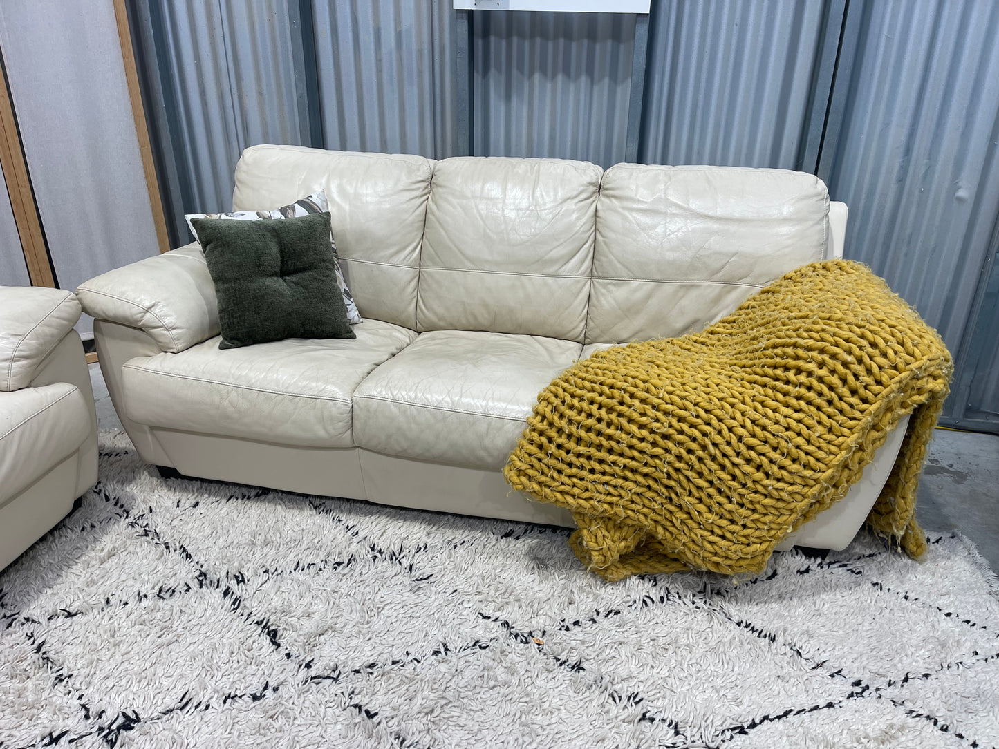 !!!FREE DELIVERY!!! π π¦ Excelent Condition - LEATHER WORLD BRANDED - Natural Cream Colour - 3 + 2 Leather Lounge Suite
