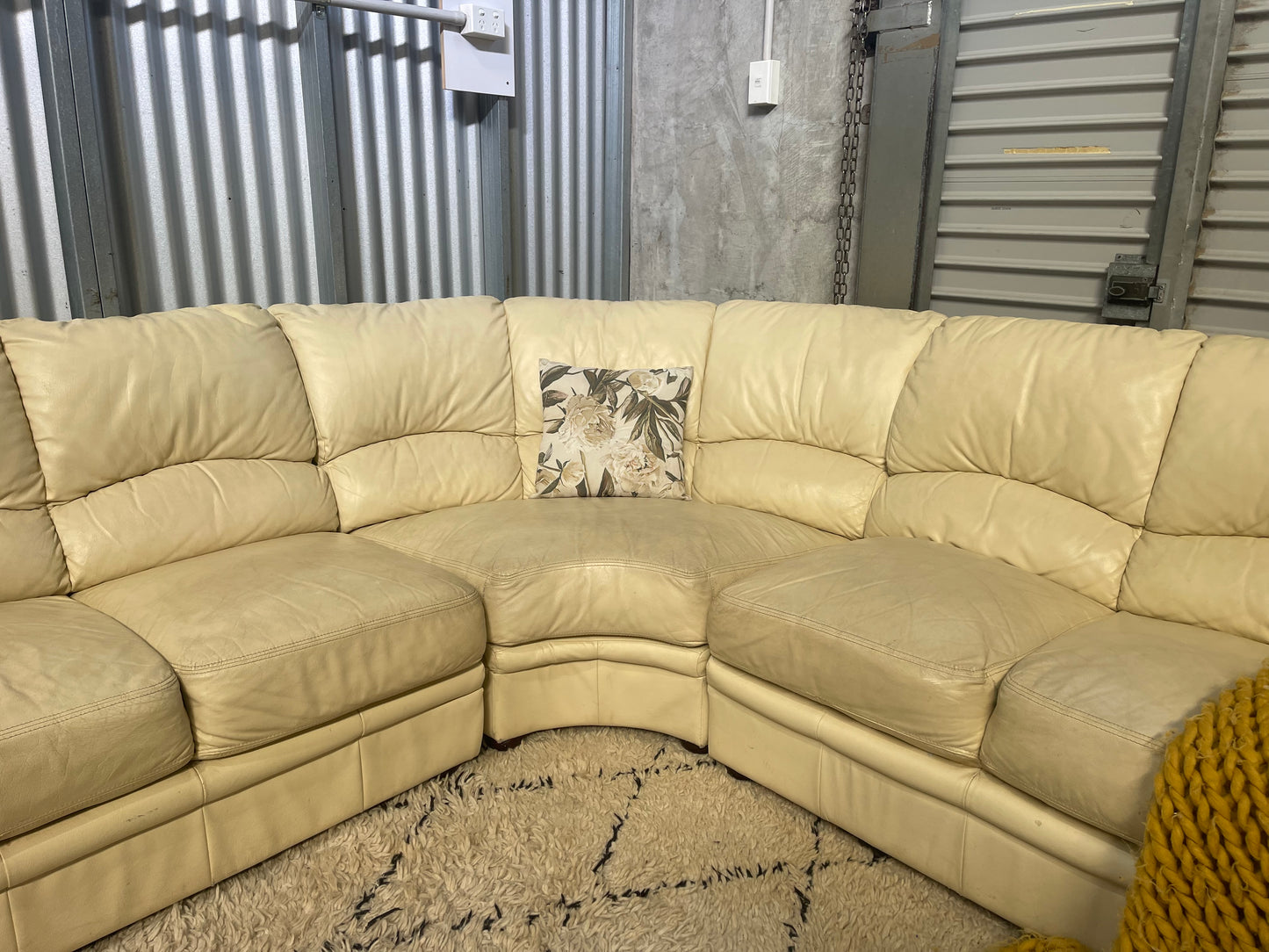 GREAT CONDITION
GENUINE LEATHER
5 Seater Corner Lounge Suite