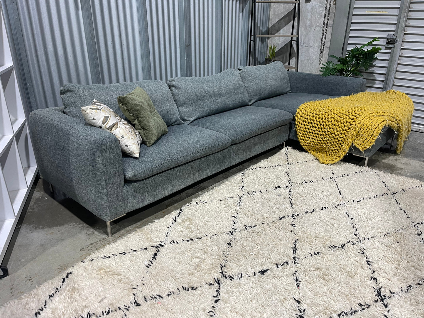 GOOD CONDITION
JOHN YOUNG 3.5 SEATER L SHAPE