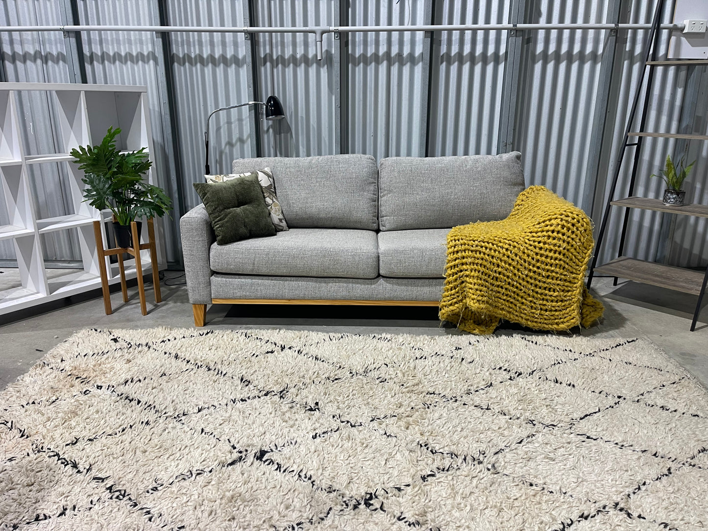 EXCELLENT NEAR NEW CONDITION
HARVEY NORMAN
3 SEATER SOFA
