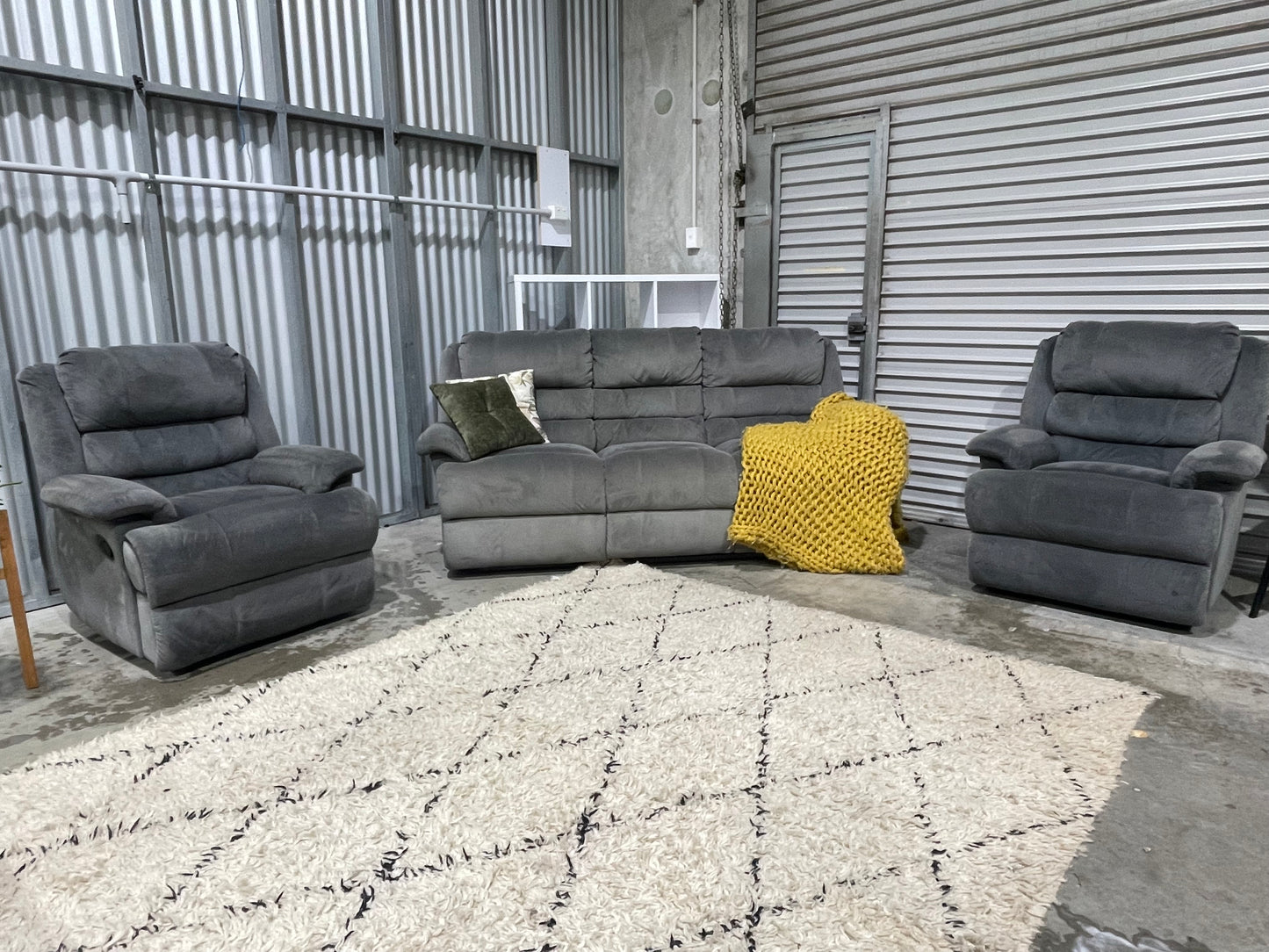 GOOD CONDITION
JOHN YOUNG
3 +1 +1 RECLINER LOUNGE SUITE
