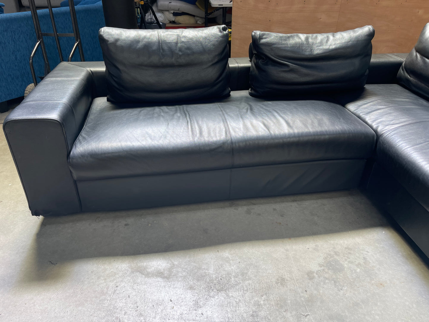 KING LIVING LEATHER CORNER LOUNGE SUITE