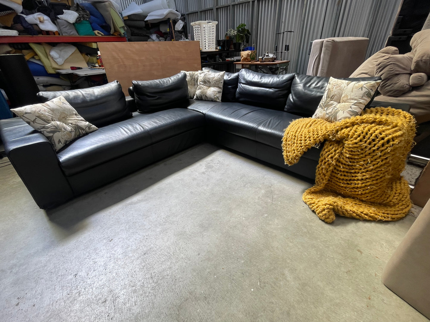 KING LIVING LEATHER CORNER LOUNGE SUITE