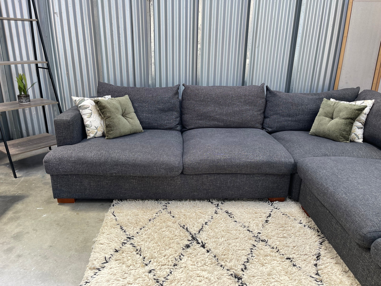 !!!FREE DELIVERY!!! π π¦ EXCELLENT CONDITION FEATHER DOWN - Charcoal Black Colour - JOHN YOUNG BRANDED - 5 Seater Corner Lounge Suite