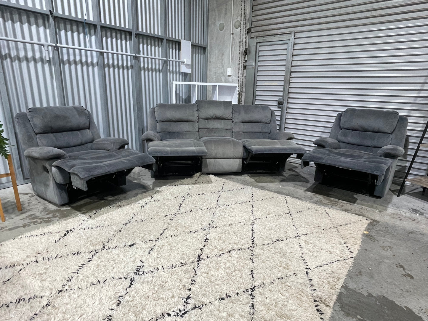 GOOD CONDITION
JOHN YOUNG
3 +1 +1 RECLINER LOUNGE SUITE