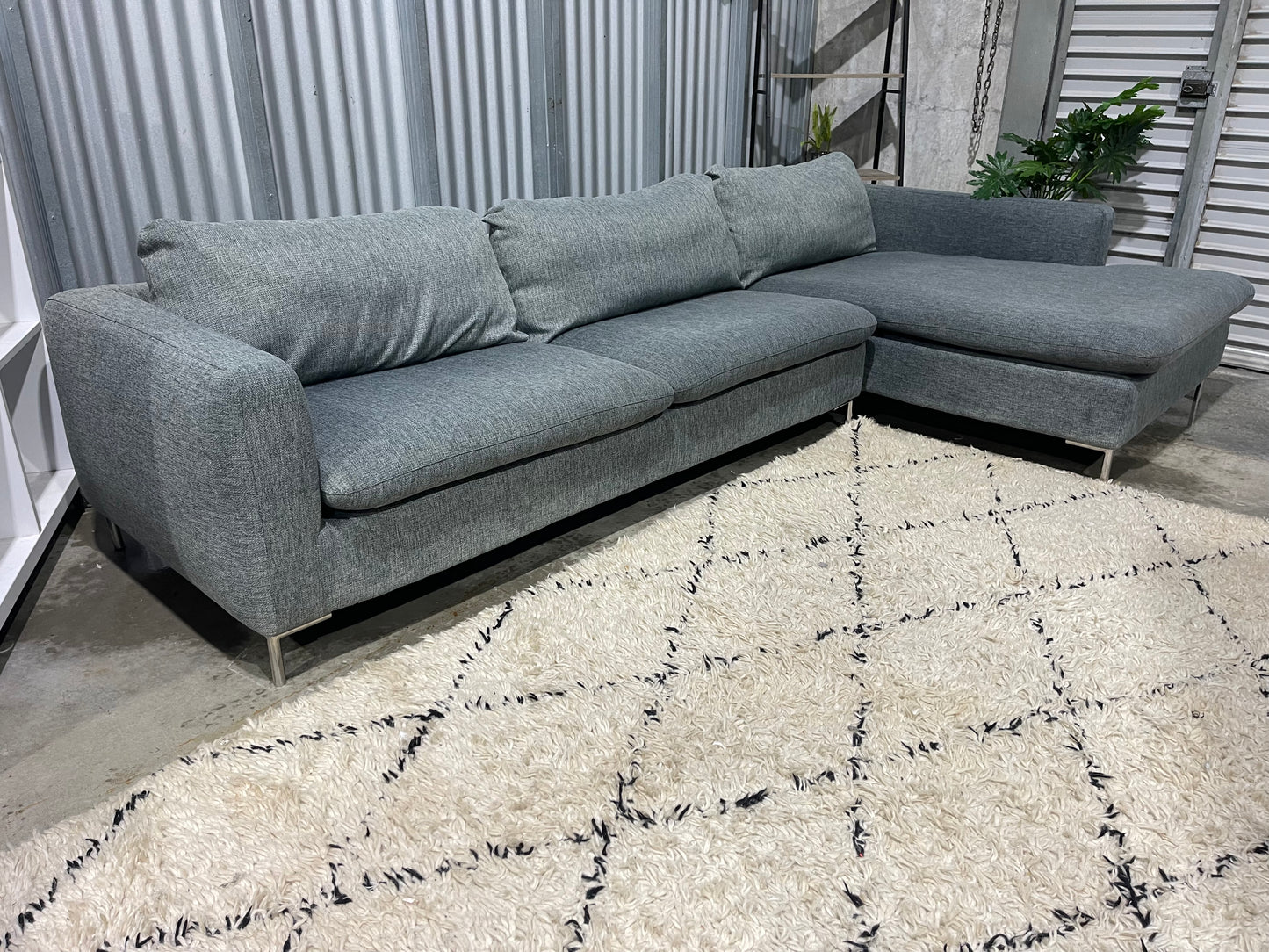 GOOD CONDITION
JOHN YOUNG 3.5 SEATER L SHAPE