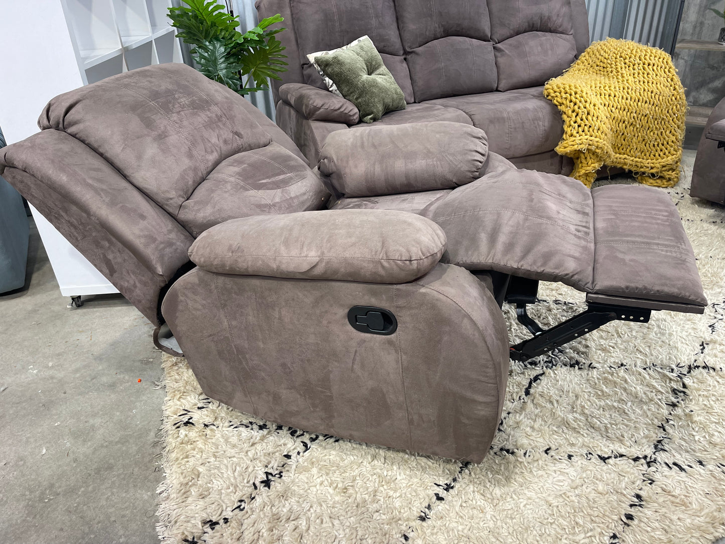 GREAT CONDITION 2x SINGLE RECLINER + 3 SEATER
LOUNGE SUITE