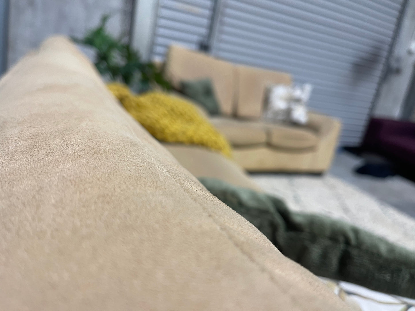 Excellent Condition
Suede 2 +3 Seater
Lounge Suite
