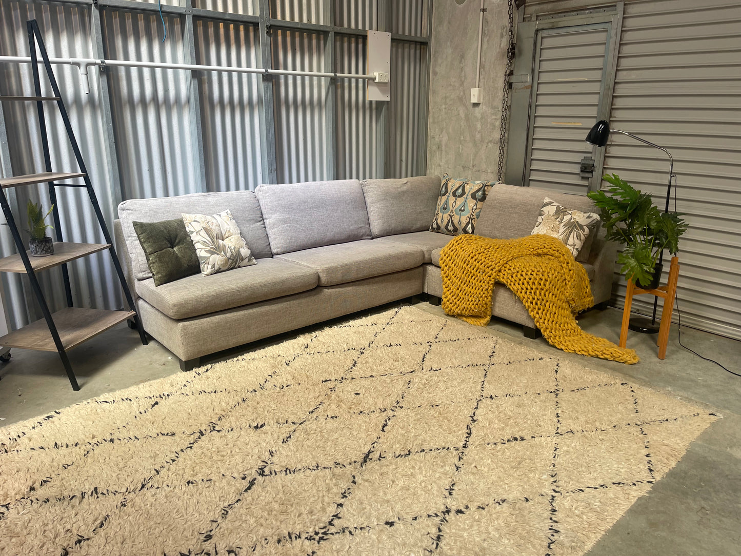 GOOD CONDITION
NZ MADE MODULAR 4.5 SEATER CORNER