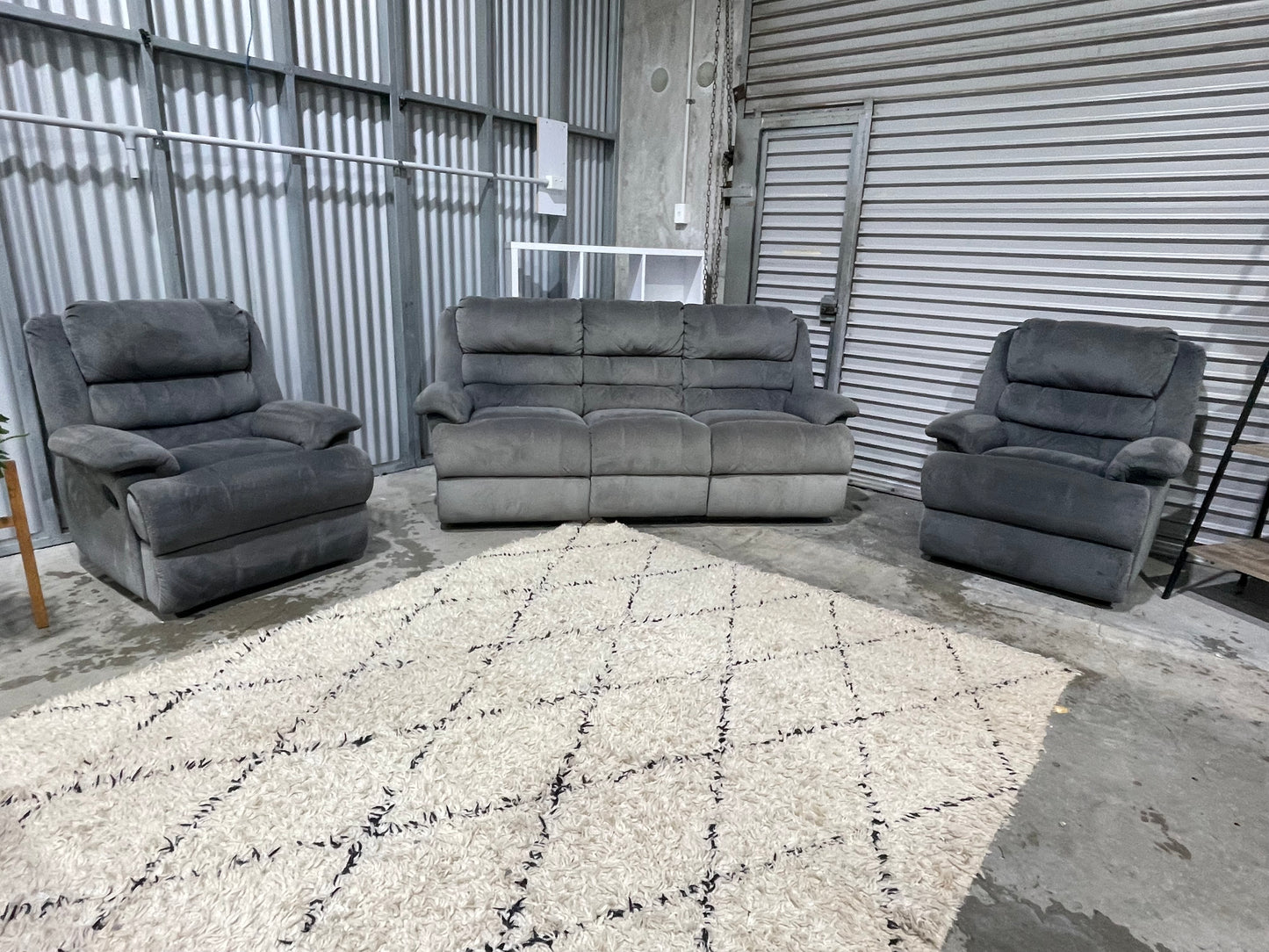 GOOD CONDITION
JOHN YOUNG
3 +1 +1 RECLINER LOUNGE SUITE