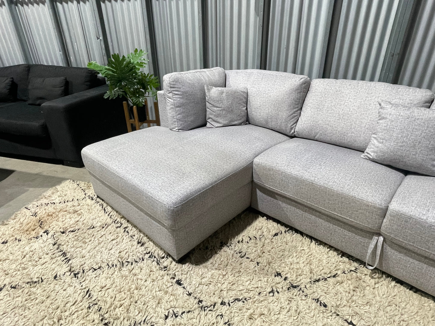 NEAR NEW 6 SEATER
CORNER LOUNGE SUITE WITH STORAGE