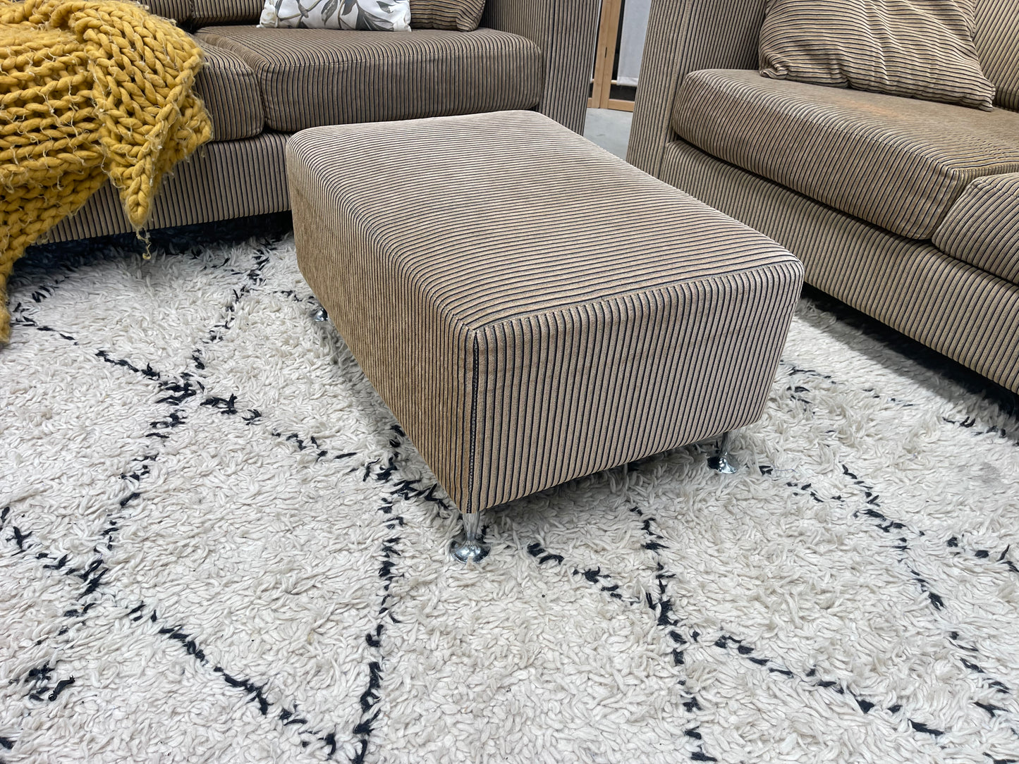 !!!FREE DELIVERY!!! π π¦ Excellent Condition - NZ FORMA BRANDED - Sandstone Brown Patterned Colour - 2 + 2 + Ottoman Lounge Suite
