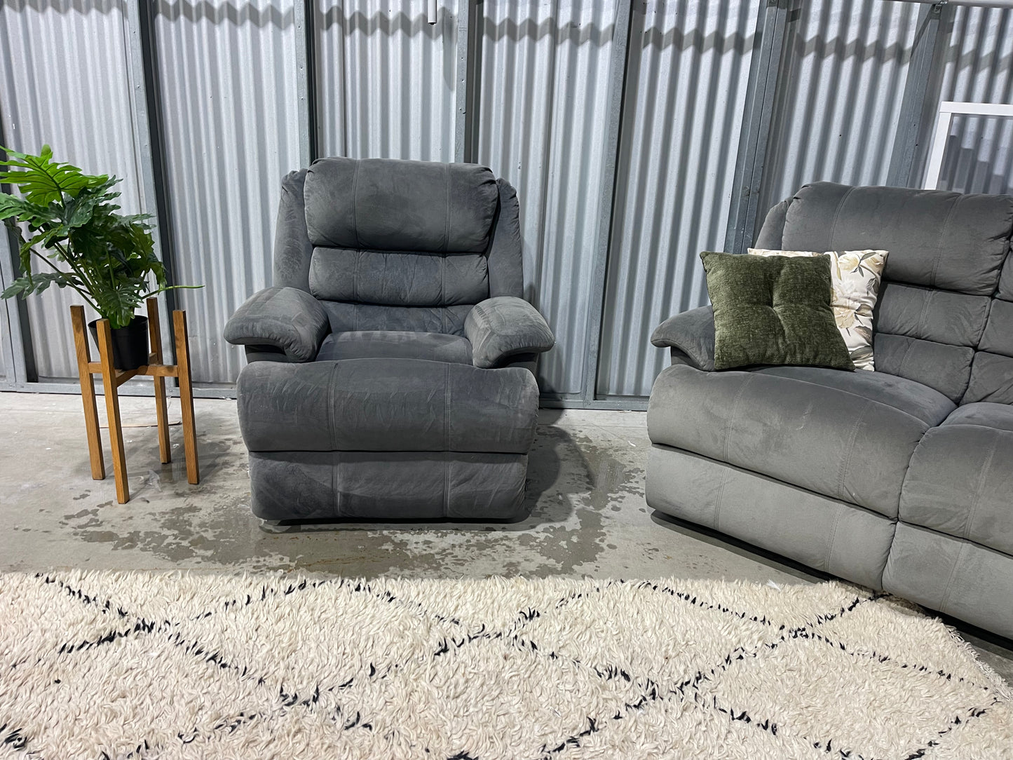GOOD CONDITION
JOHN YOUNG
3 +1 +1 RECLINER LOUNGE SUITE