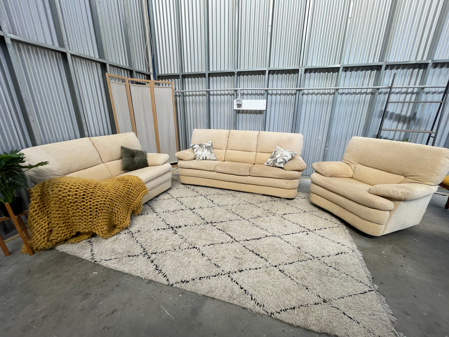 !!!FREE DELIVERY!!! π π¦ Excellent Condition - NATUZZI BRANDED - Patterned Cream Butter Cream Colour - 3 + 2 + Swivel armchair Lounge Suite