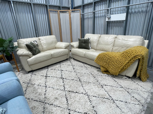 !!!FREE DELIVERY!!! π π¦ Excelent Condition - LEATHER WORLD BRANDED - Natural Cream Colour - 3 + 2 Leather Lounge Suite