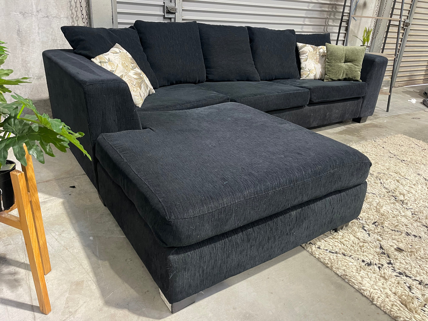 EXCELLENT CONDITION NZ MADE
4 SEATER L SHAPE WITH CHAISE