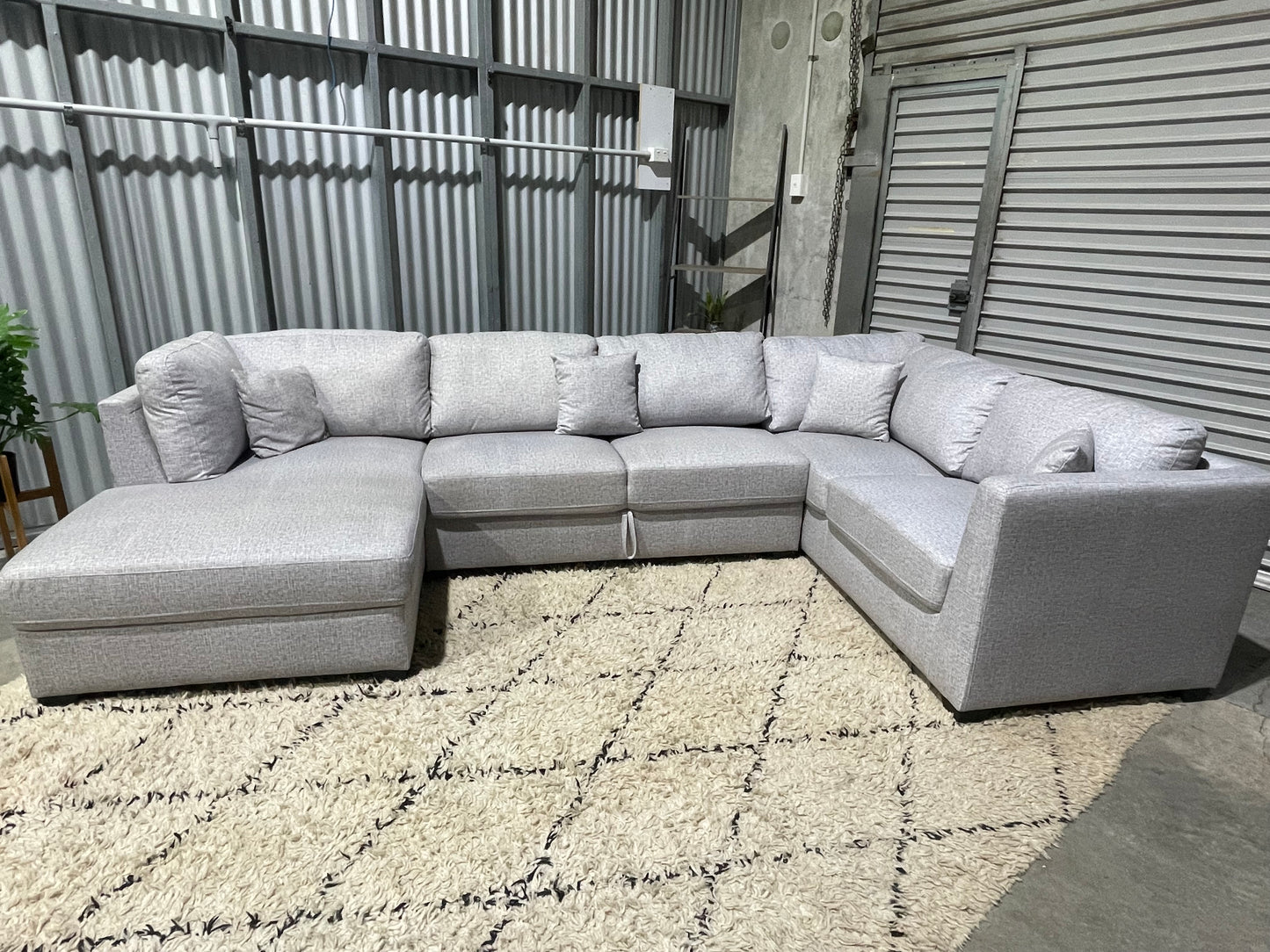 NEAR NEW 6 SEATER
CORNER LOUNGE SUITE WITH STORAGE