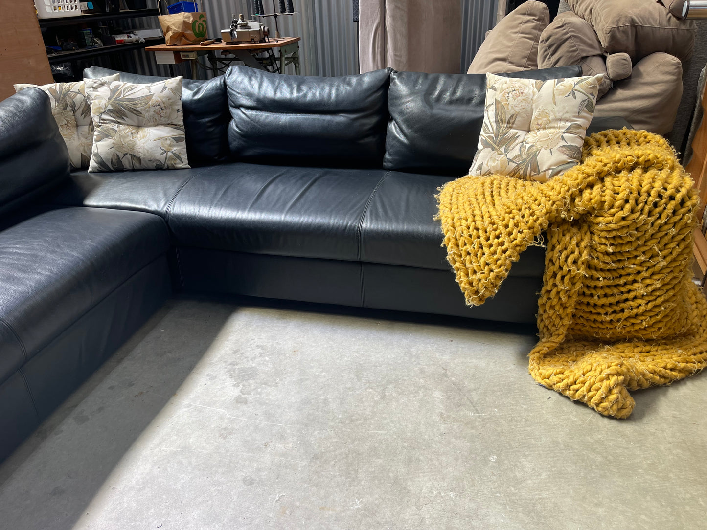 KING LIVING LEATHER CORNER LOUNGE SUITE