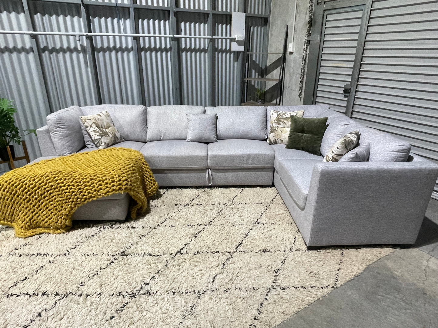 NEAR NEW 6 SEATER
CORNER LOUNGE SUITE WITH STORAGE