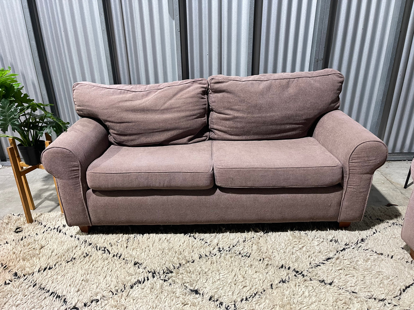 GOOD CONDITION
NZ MADE 2+3 SEATER SUITE