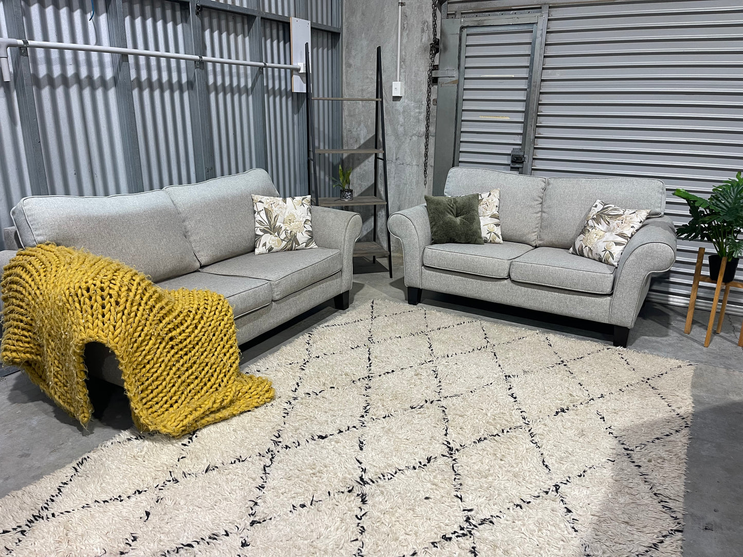 GOOD CONDITION
2+3 SEATER LOUNGE SUITE